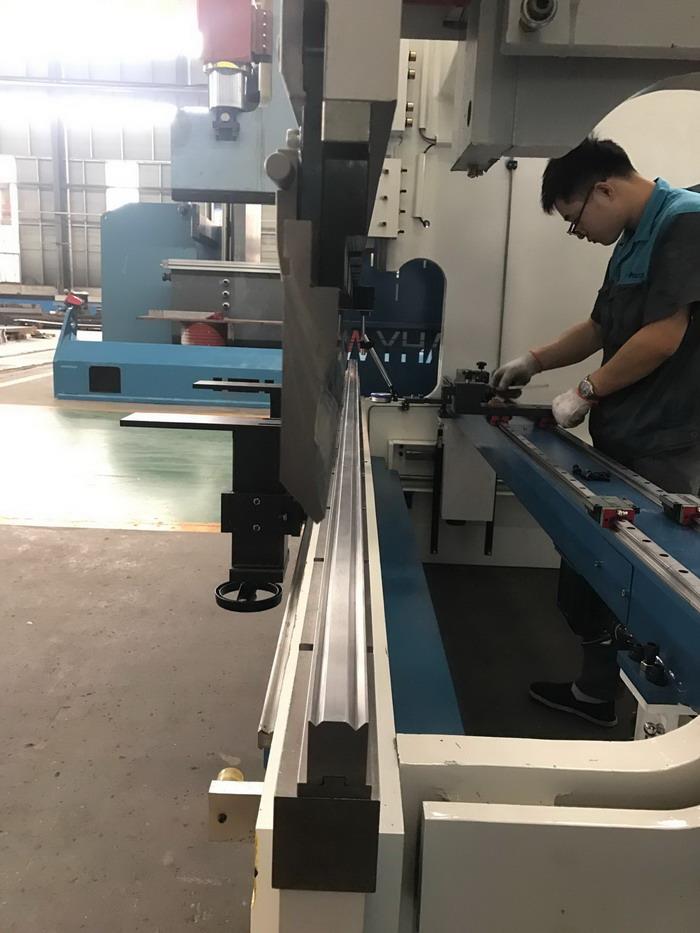 Amada Promecam top punch and 2V quick change die Yawei 4M CNC press brake 5 axis