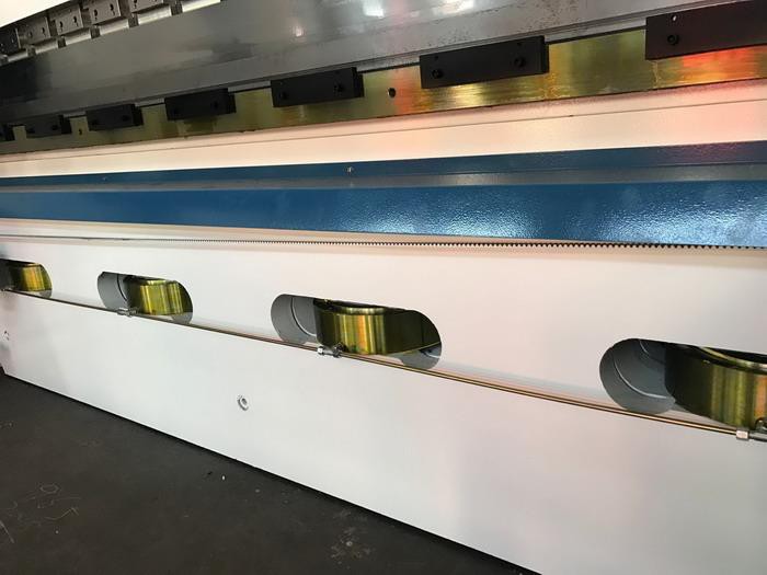 AHYW Yawei cnc controlled hydraulic anti deflection table china made 500T6m 600T6M metal bending machines delem da58t